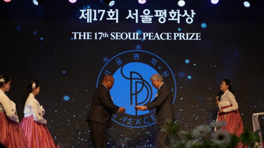 Direct Relief receives the Seoul Peace Prize at an awards ceremony in Seoul on April 28, 2025.